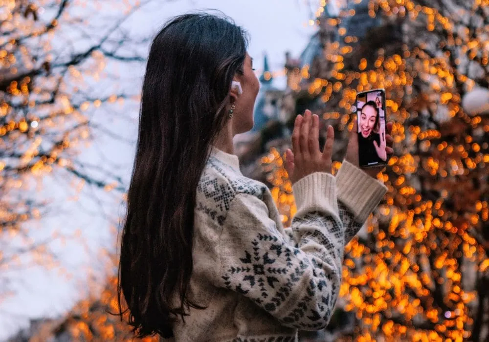 Woman on a video call with a friend, by @_nathalie_wanders for Huawei