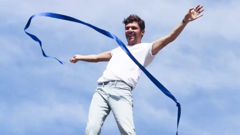 man in white t shirt and blue jeans